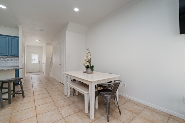 Building Photo - 14878 Granada Dr