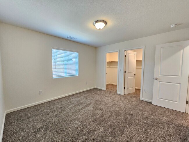 Building Photo - 322 Double Spring Dr