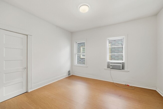 Building Photo - 281 River St