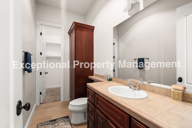 Building Photo - Amazing Executive Estate!