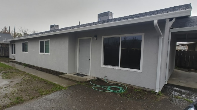 Building Photo - 748 W Canal Dr