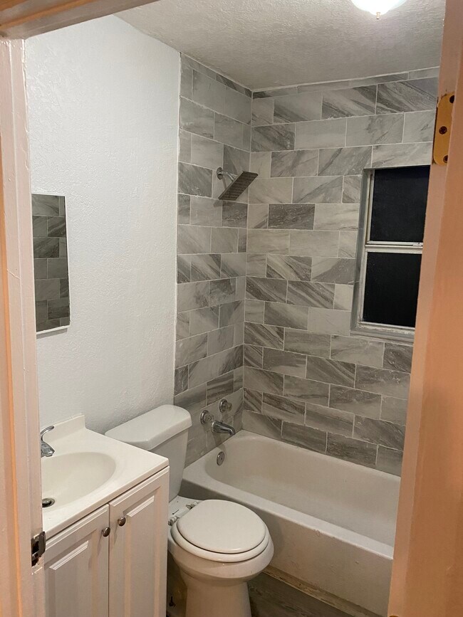 Bathroom - 735 27th Ave W