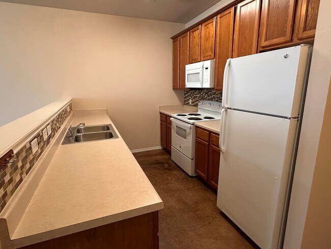 Building Photo - Townhouse available for IMMEDIATE move in