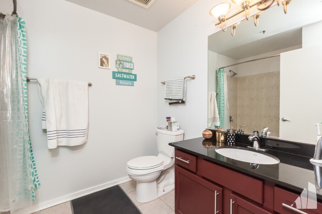 Building Photo - 933 W Van Buren St