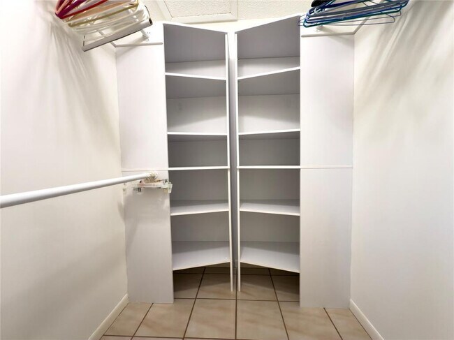 Building Photo - 301 Knotty Pine Cir