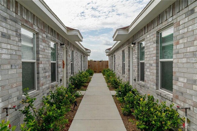 Building Photo - 1005 W Kohala Ave