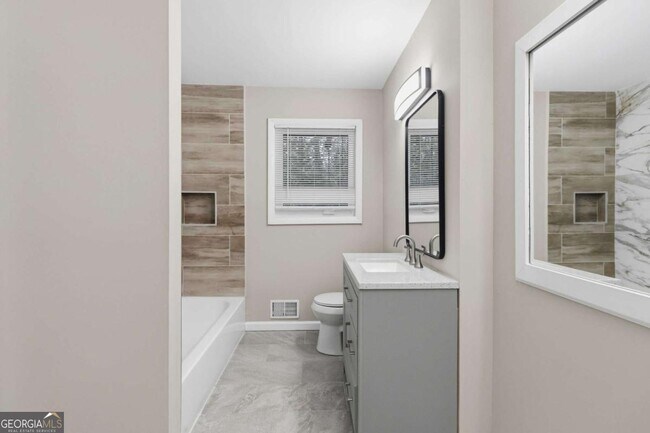 Building Photo - 2953 Meadowview Dr SE