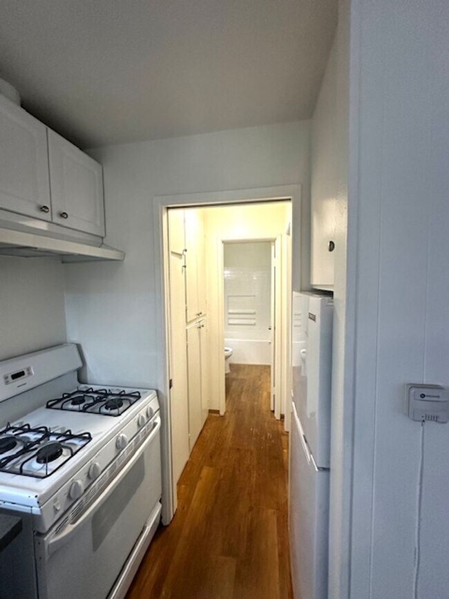 Building Photo - One Bedroom Apartment, Downtown Ventura