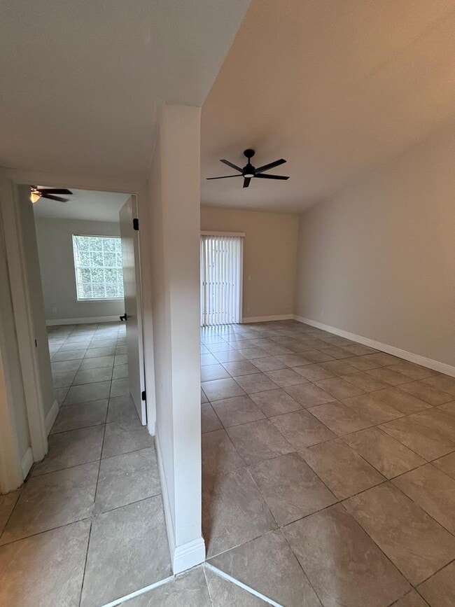 Building Photo - 1964 Lake Atriums Cir