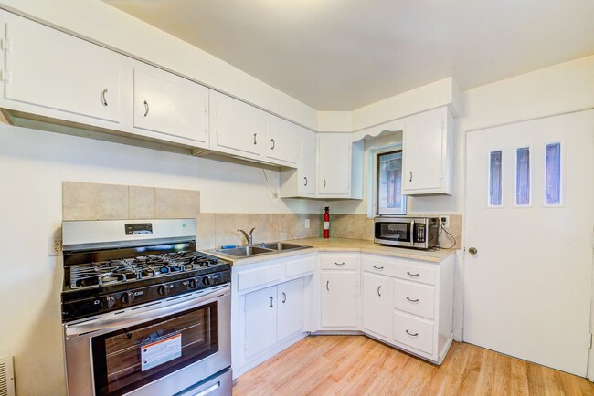 Building Photo - 86 Estella Ave