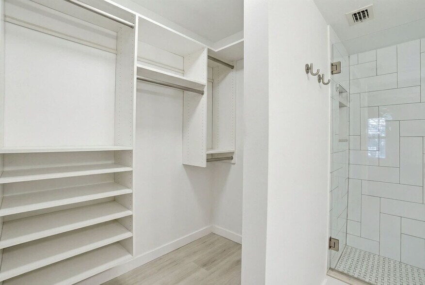 Building Photo - 600 Neapolitan Way