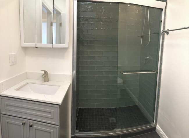Building Photo - 3 bedroom in Oakland CA 94606