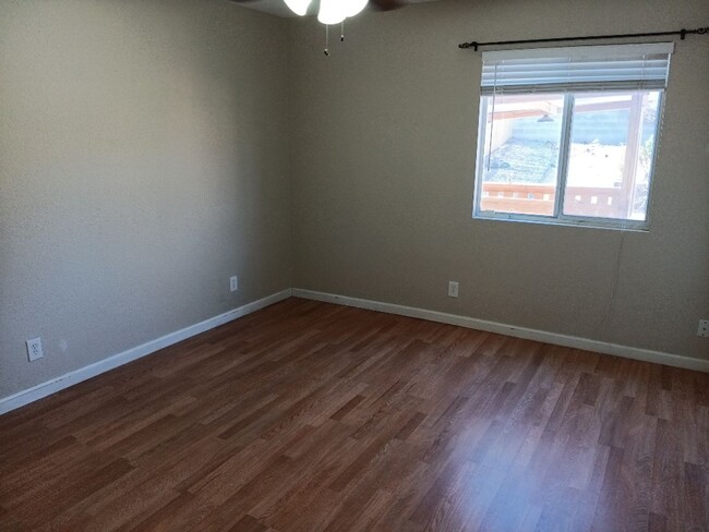 Building Photo - Beautiful 2 Bedroom 1 Bathroom Located in ...