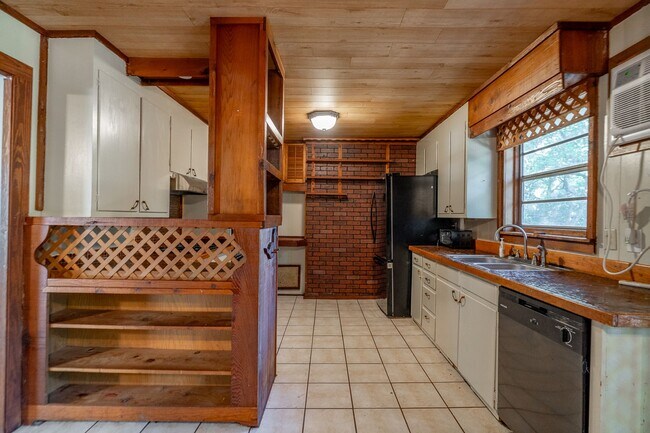 Building Photo - 4 Bedroom Home near UofA! Park-like yard! Lawn care included! Available for Fall semester!