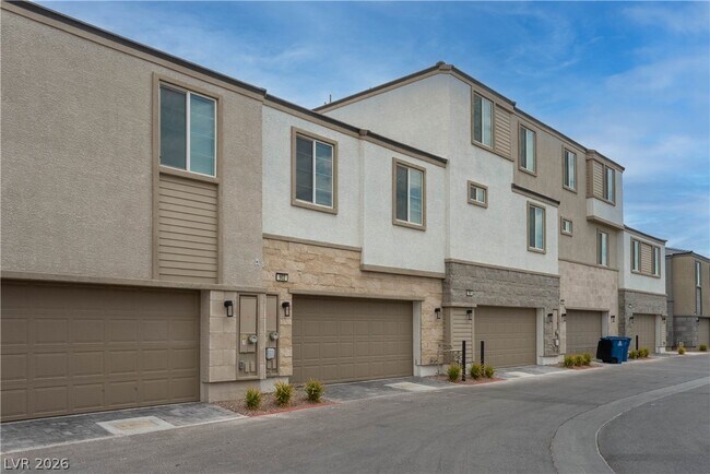 Building Photo - 902 Bronzite St