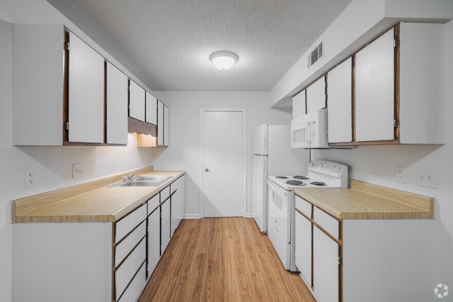 3BR, 2BA - 1,200SF - Kitchen - Four Oaks Apartments