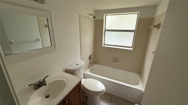 Building Photo - 1032 Twin Lakes Dr