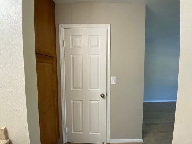 Building Photo - 2 Bedroom Condo in Arbor Hills Gated Community