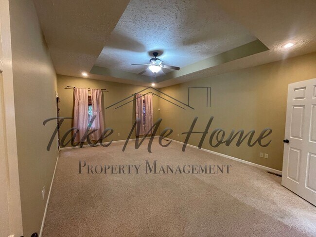 Building Photo - 4 Bedroom Home in Kickapoo District!