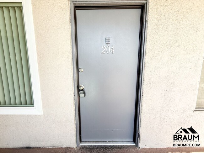 Building Photo - 6041 Whitsett Ave