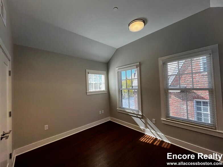 Building Photo - 390 Harvard St