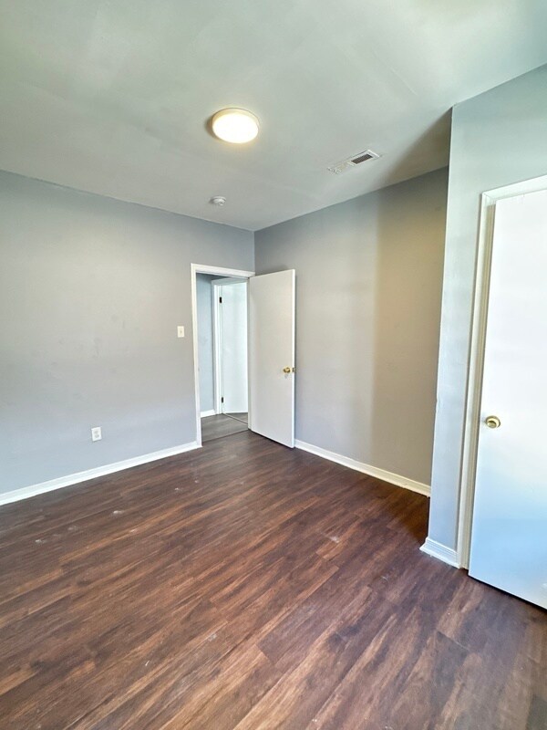 Building Photo - 436 W Queen Ln