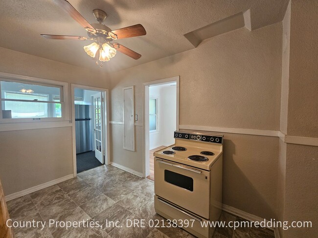 Building Photo - Available Now! Downtown 3-Bedroom with Old World Charm and Modern Amenities!