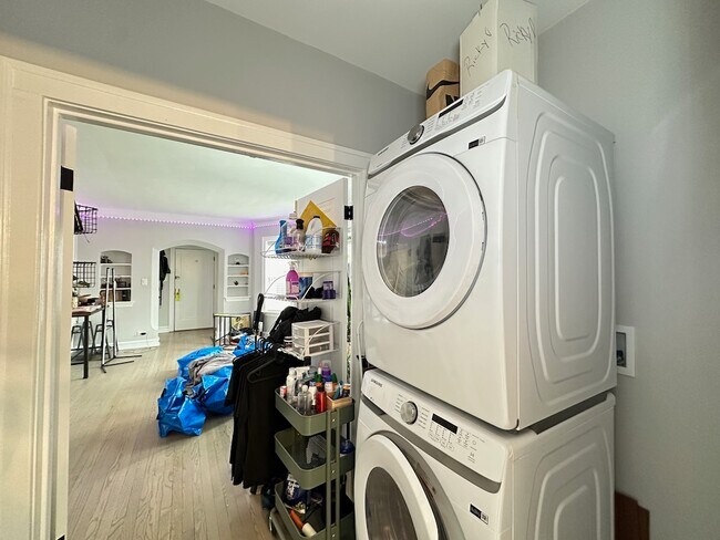 Building Photo - 1352 W Carmen Ave