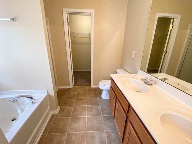 Building Photo - LOCATION IS KEY!!  4 Bedroom House in the ...
