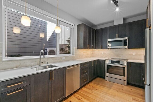 Building Photo - Stunning Othello Park Designer Townhome wi...