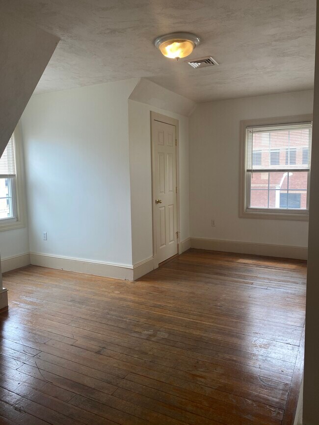 Building Photo - 112 Waterman St