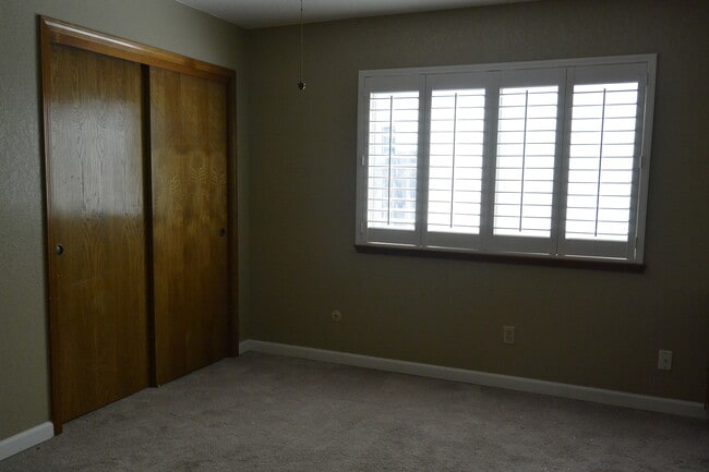 Building Photo - 1933 S Royal Oaks Dr