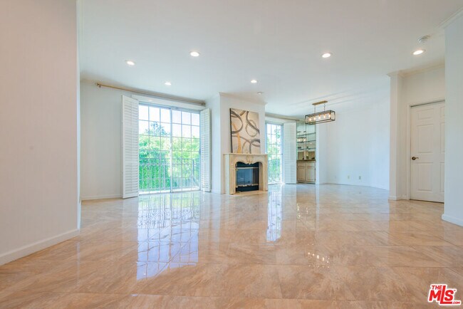 Building Photo - 458 N Oakhurst Dr