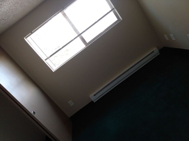 Building Photo - 2 bedroom 1 bathroom ground floor apartment - Granvue Apartments