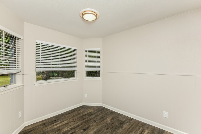 Building Photo - 2417 Skyline Dr