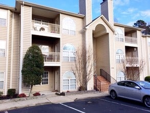 Building Photo - Immaculate 2 BR condo convenient to loop and I-40