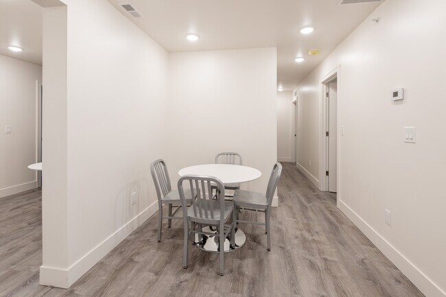 Building Photo - 911 S Main-911-301