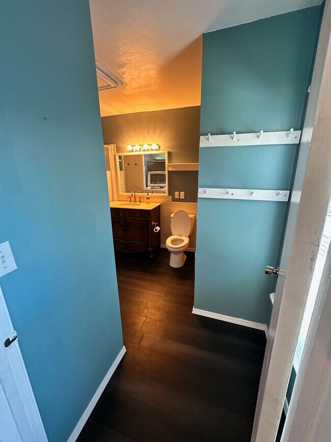 Building Photo - Charming home for rent in Hanford