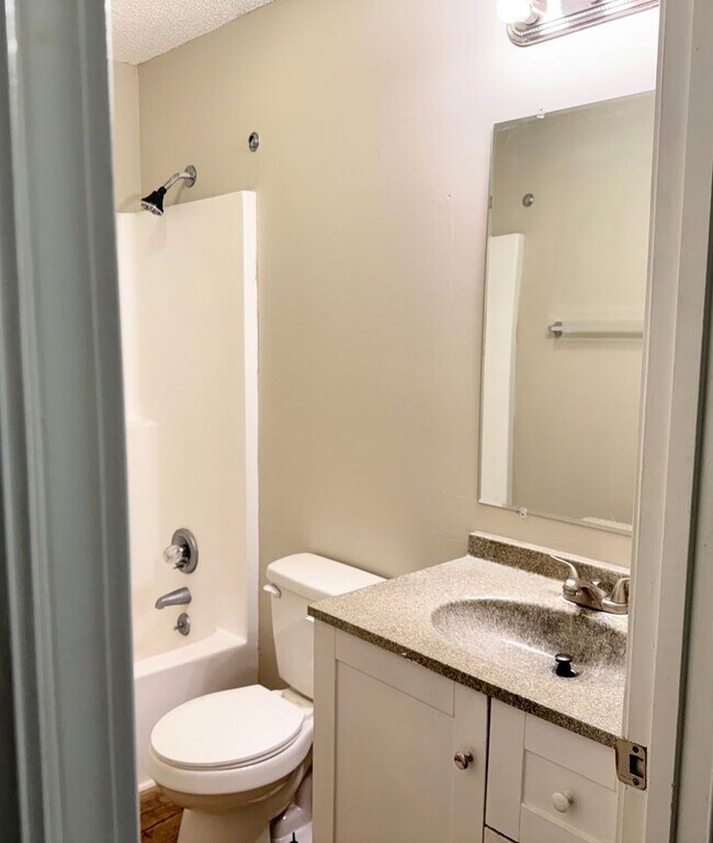 Building Photo - Nicely Updated Home MOVE IN READY!