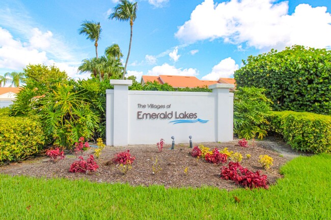 Building Photo - ** 2/2 FIRST FLOOR EMERALD LAKES BEAUTY RE...