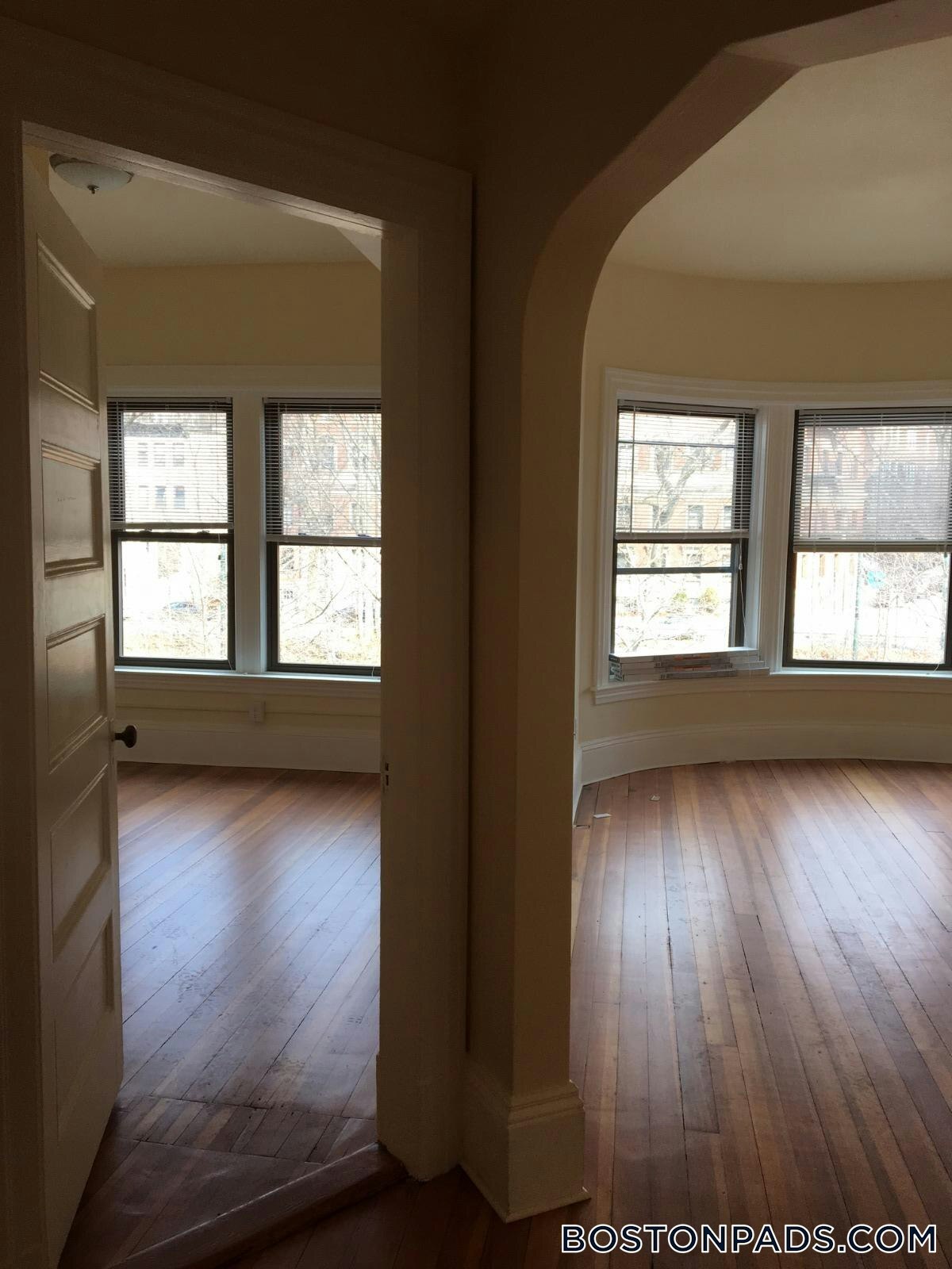 Building Photo - 1463 Beacon St