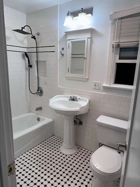 downstairs bathroom - 6107 Saturn St