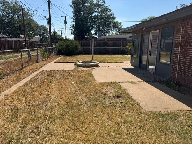 Building Photo - "Spacious 4-Bedroom Home with 2 Full Baths in Lubbock – 1,984 Sq Ft of Comfort!"