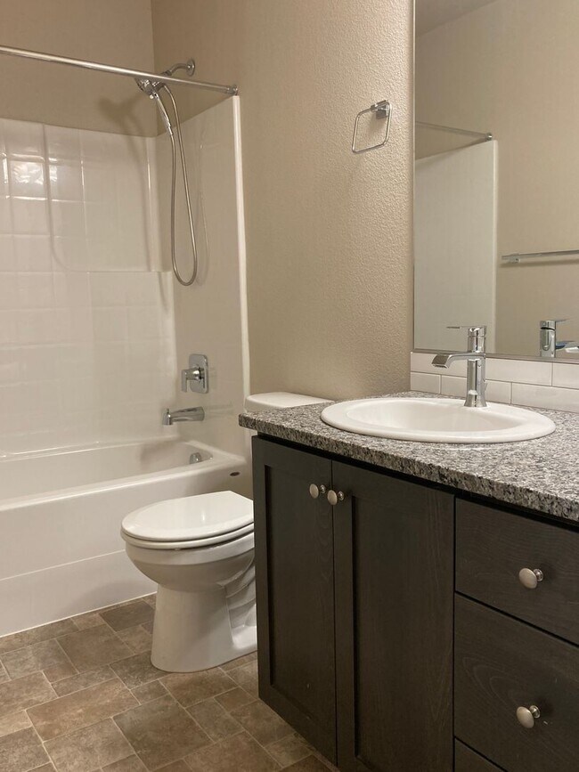 Building Photo - Beautiful Newer Home in Tigard
