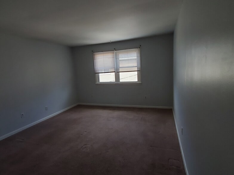 Primary Bedroom - 717 Willow St