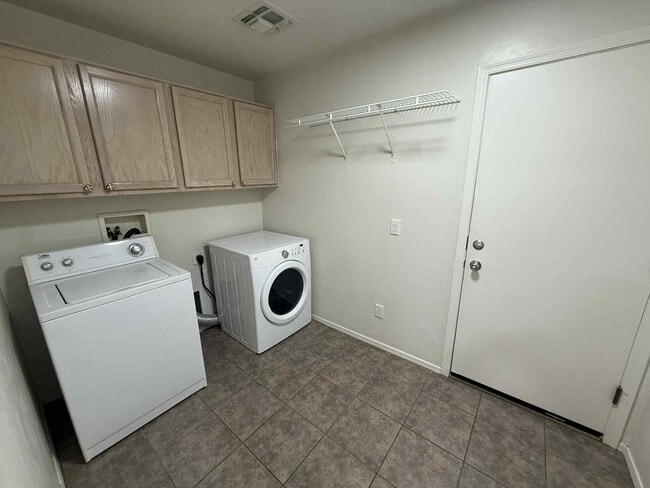 Building Photo - 640 W Emerald Key Dr