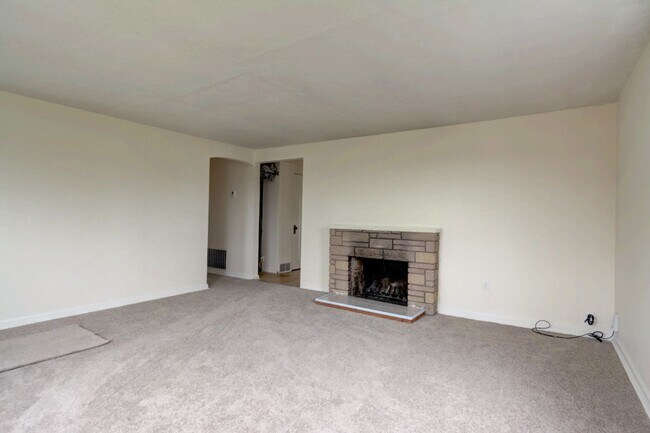 Building Photo - Charming 3-Bedroom Home Near Downtown Oak Harbor –Pet Friendly home.