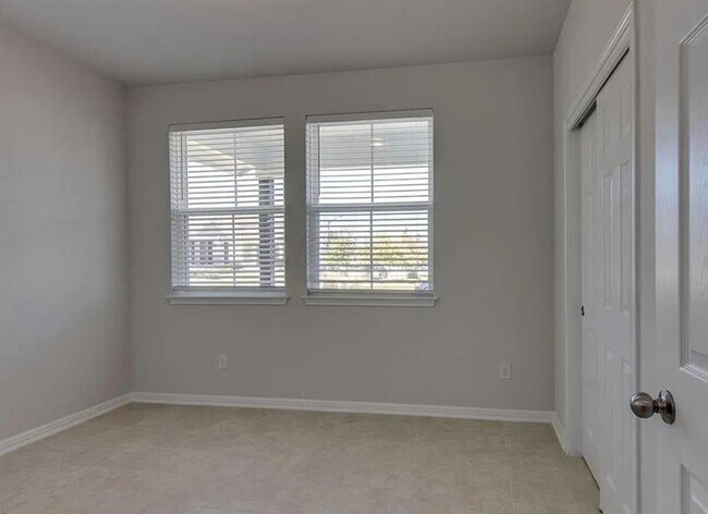 Building Photo - 240 La Escalera Dr