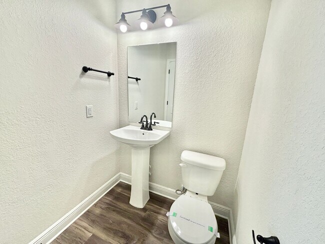 Building Photo - 3-Bedroom Townhome - Woodlands