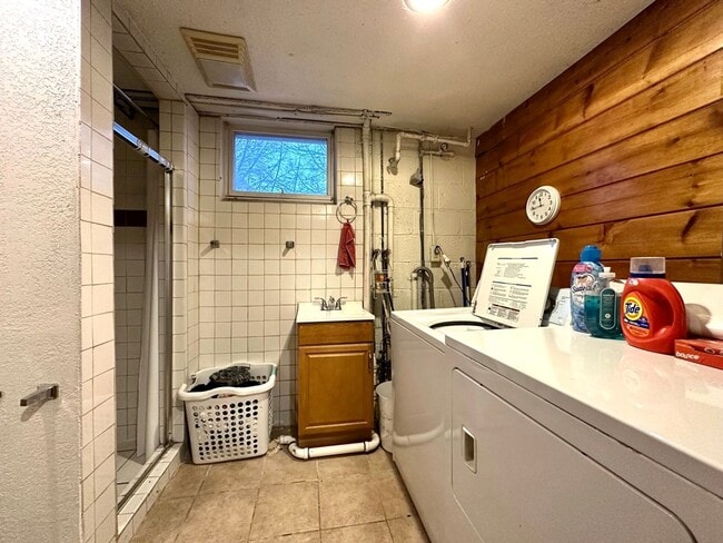 Building Photo - Available August!  Cozy 2 Bedroom, 2 Bathr...